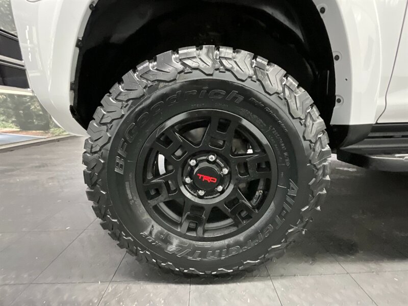 2020 Toyota 4Runner SR5 Premium 4X4 / Leather / NEW LIFT WHEELS TIRES  Leather & Heated Seats / Navigation & Backup Camera / LIFTED w/ 33 " BF GOODRICH TIRES & 17 " TRD OEM WHEELS - Photo 23 - Gladstone, OR 97027