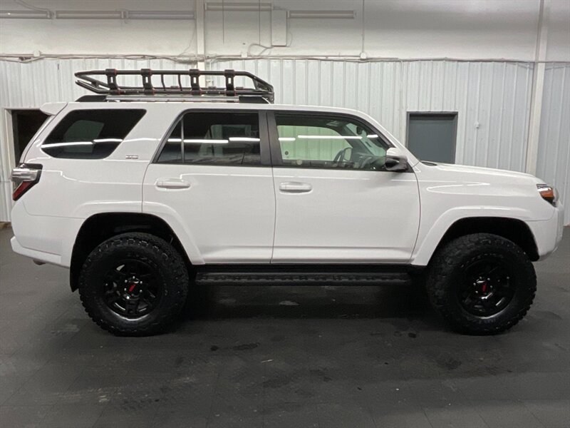 2020 Toyota 4Runner SR5 Premium 4X4 / Leather / NEW LIFT WHEELS TIRES  Leather & Heated Seats / Navigation & Backup Camera / LIFTED w/ 33 " BF GOODRICH TIRES & 17 " TRD OEM WHEELS - Photo 4 - Gladstone, OR 97027