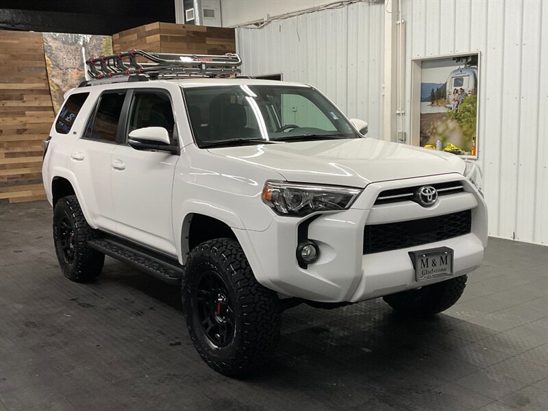 2020 Toyota 4Runner SR5 Premium 4X4 / Leather / NEW LIFT WHEELS TIRES  Leather & Heated Seats / Navigation & Backup Camera / LIFTED w/ 33 " BF GOODRICH TIRES & 17 " TRD OEM WHEELS - Photo 2 - Gladstone, OR 97027