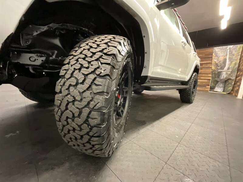 2020 Toyota 4Runner SR5 Premium 4X4 / Leather / NEW LIFT WHEELS TIRES  Leather & Heated Seats / Navigation & Backup Camera / LIFTED w/ 33 " BF GOODRICH TIRES & 17 " TRD OEM WHEELS - Photo 24 - Gladstone, OR 97027