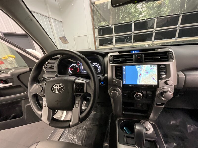 2020 Toyota 4Runner SR5 Premium 4X4 / Leather / NEW LIFT WHEELS TIRES  Leather & Heated Seats / Navigation & Backup Camera / LIFTED w/ 33 " BF GOODRICH TIRES & 17 " TRD OEM WHEELS - Photo 17 - Gladstone, OR 97027