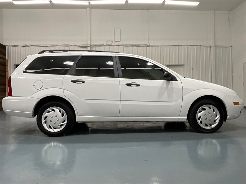 2007 Ford Focus ZXW SE Wagon / 2.0L 4Cyl / Automatic / LOCAL CAR   - Photo 4 - Gladstone, OR 97027