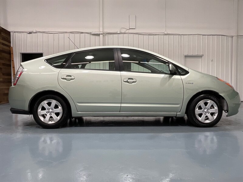 2008 Toyota Prius Touring Hybrid / Navigation & Camera / 134K MILES  / LOCAL CAR - Photo 4 - Gladstone, OR 97027