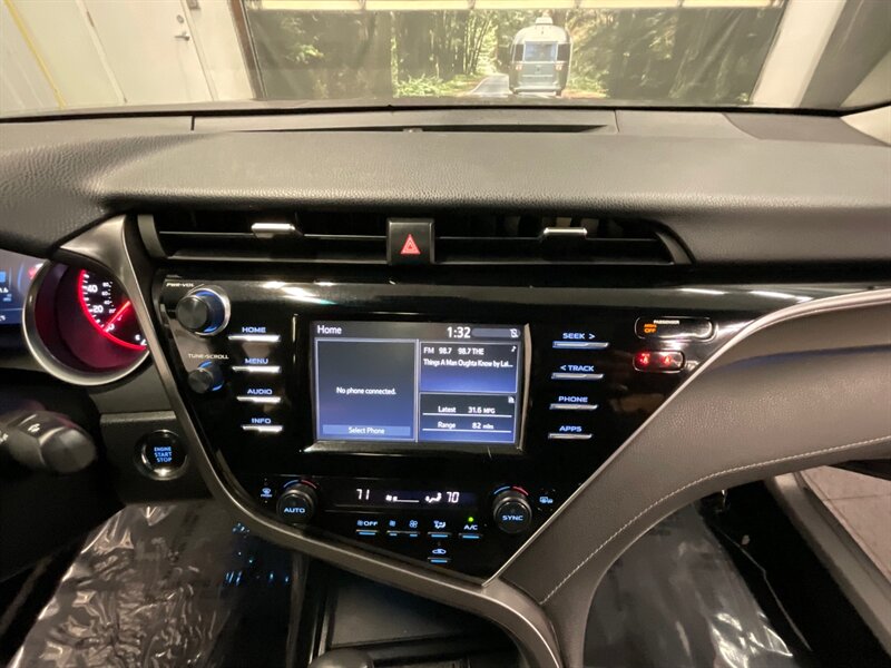 2018 Toyota Camry XSE Premium / 4Cyl / PANO MOONROOF / Leather  Navigation & Backup Camera / Leather & Heated Seats / Panoramic moonroof / Local Car / CLEAN CLEAN !! - Photo 17 - Gladstone, OR 97027