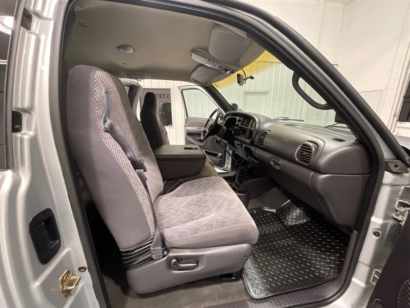 2001 Dodge Ram 3500 SLT Plus 4X4 /5.9L DIESEL/6-SPEED/ 27,000 MILES  / DUALLY / LONG BED / ZERO RUST / ORIGINAL 27K MILES - Photo 16 - Gladstone, OR 97027