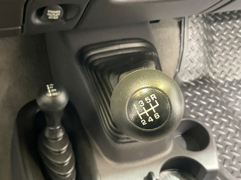 2001 Dodge Ram 3500 SLT Plus 4X4 /5.9L DIESEL/6-SPEED/ 27,000 MILES  / DUALLY / LONG BED / ZERO RUST / ORIGINAL 27K MILES - Photo 19 - Gladstone, OR 97027