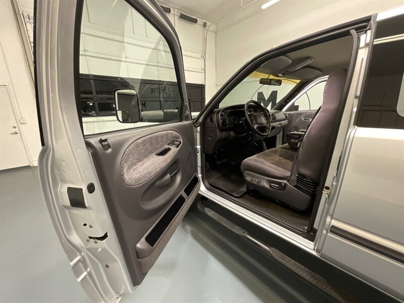 2001 Dodge Ram 3500 SLT Plus 4X4 /5.9L DIESEL/6-SPEED/ 27,000 MILES  / DUALLY / LONG BED / ZERO RUST / ORIGINAL 27K MILES - Photo 32 - Gladstone, OR 97027