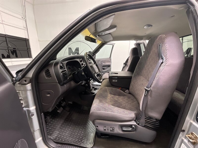 2001 Dodge Ram 3500 SLT Plus 4X4 /5.9L DIESEL/6-SPEED/ 27,000 MILES  / DUALLY / LONG BED / ZERO RUST / ORIGINAL 27K MILES - Photo 14 - Gladstone, OR 97027
