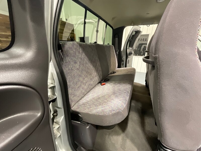 2001 Dodge Ram 3500 SLT Plus 4X4 /5.9L DIESEL/6-SPEED/ 27,000 MILES  / DUALLY / LONG BED / ZERO RUST / ORIGINAL 27K MILES - Photo 35 - Gladstone, OR 97027