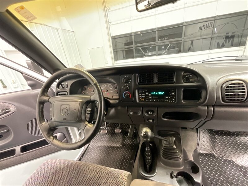 2001 Dodge Ram 3500 SLT Plus 4X4 /5.9L DIESEL/6-SPEED/ 27,000 MILES  / DUALLY / LONG BED / ZERO RUST / ORIGINAL 27K MILES - Photo 17 - Gladstone, OR 97027