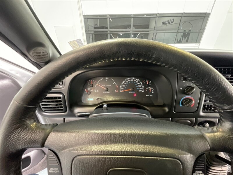 2001 Dodge Ram 3500 SLT Plus 4X4 /5.9L DIESEL/6-SPEED/ 27,000 MILES  / DUALLY / LONG BED / ZERO RUST / ORIGINAL 27K MILES - Photo 41 - Gladstone, OR 97027