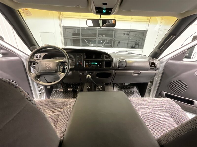 2001 Dodge Ram 3500 SLT Plus 4X4 /5.9L DIESEL/6-SPEED/ 27,000 MILES  / DUALLY / LONG BED / ZERO RUST / ORIGINAL 27K MILES - Photo 34 - Gladstone, OR 97027