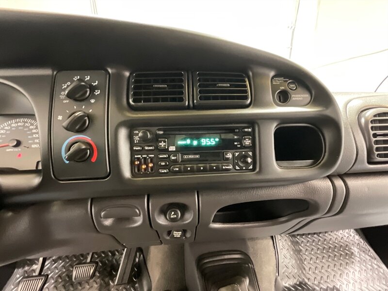 2001 Dodge Ram 3500 SLT Plus 4X4 /5.9L DIESEL/6-SPEED/ 27,000 MILES  / DUALLY / LONG BED / ZERO RUST / ORIGINAL 27K MILES - Photo 18 - Gladstone, OR 97027