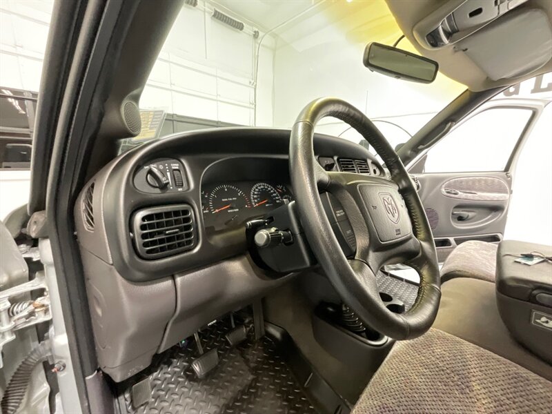 2001 Dodge Ram 3500 SLT Plus 4X4 /5.9L DIESEL/6-SPEED/ 27,000 MILES  / DUALLY / LONG BED / ZERO RUST / ORIGINAL 27K MILES - Photo 37 - Gladstone, OR 97027