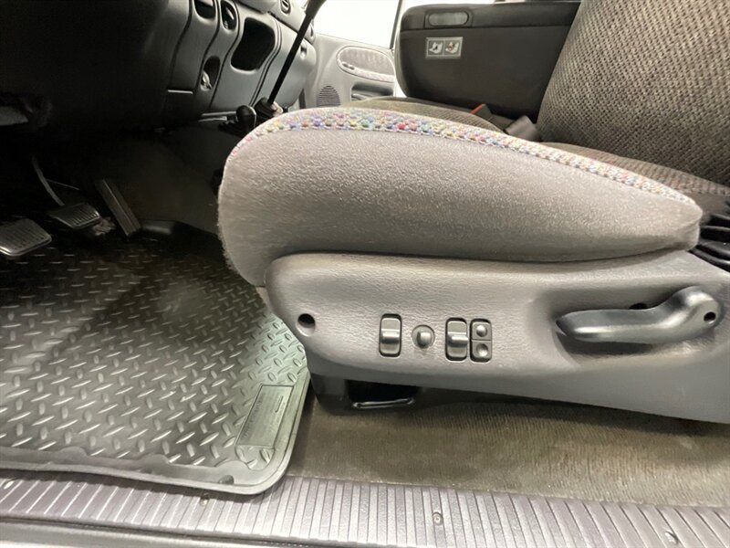 2001 Dodge Ram 3500 SLT Plus 4X4 /5.9L DIESEL/6-SPEED/ 27,000 MILES  / DUALLY / LONG BED / ZERO RUST / ORIGINAL 27K MILES - Photo 13 - Gladstone, OR 97027