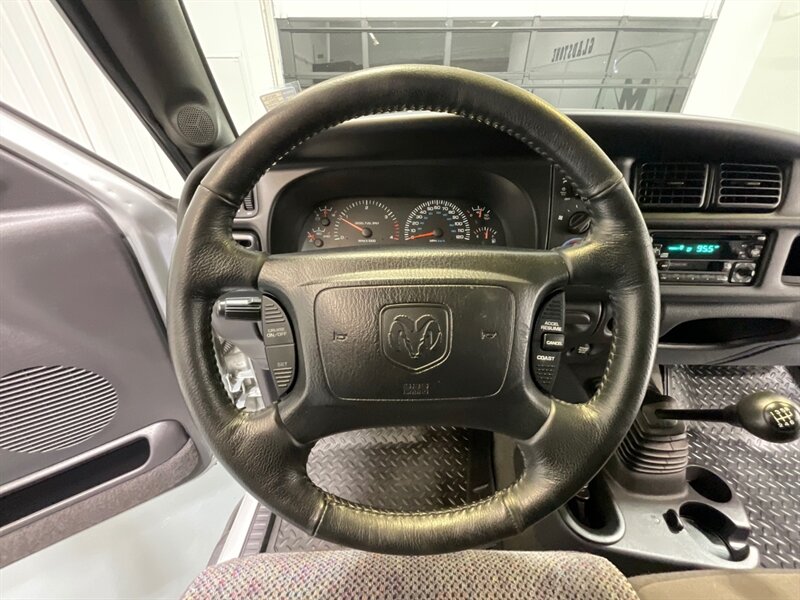 2001 Dodge Ram 3500 SLT Plus 4X4 /5.9L DIESEL/6-SPEED/ 27,000 MILES  / DUALLY / LONG BED / ZERO RUST / ORIGINAL 27K MILES - Photo 20 - Gladstone, OR 97027