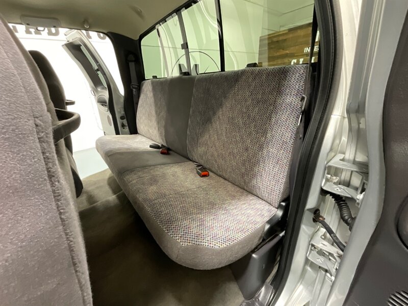 2001 Dodge Ram 3500 SLT Plus 4X4 /5.9L DIESEL/6-SPEED/ 27,000 MILES  / DUALLY / LONG BED / ZERO RUST / ORIGINAL 27K MILES - Photo 15 - Gladstone, OR 97027