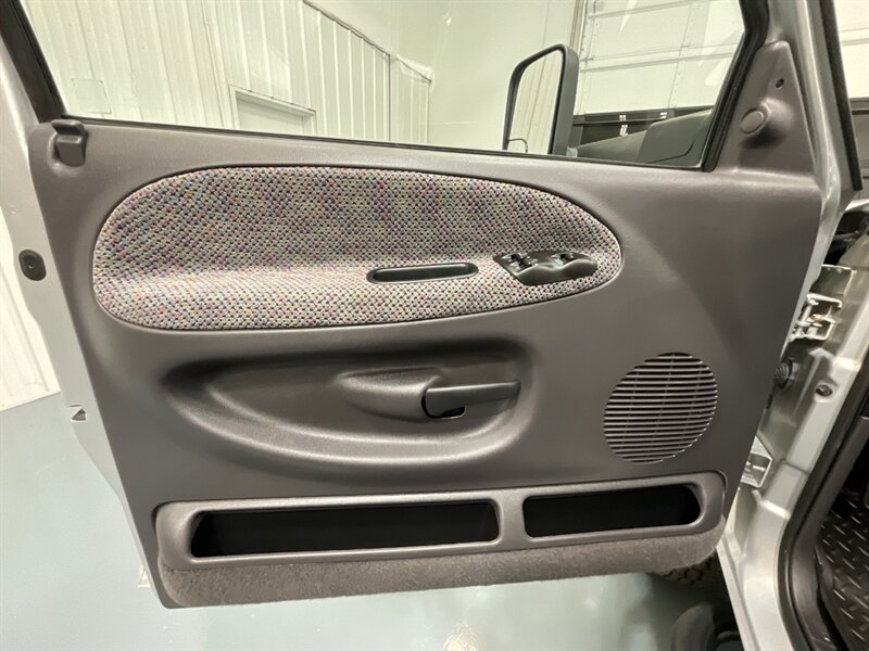 2001 Dodge Ram 3500 SLT Plus 4X4 /5.9L DIESEL/6-SPEED/ 27,000 MILES  / DUALLY / LONG BED / ZERO RUST / ORIGINAL 27K MILES - Photo 31 - Gladstone, OR 97027