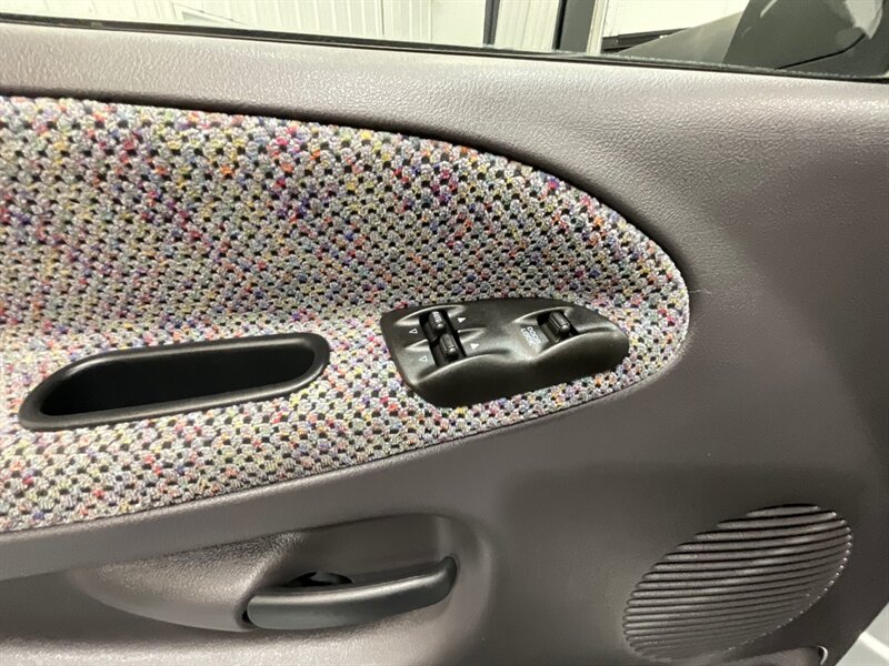 2001 Dodge Ram 3500 SLT Plus 4X4 /5.9L DIESEL/6-SPEED/ 27,000 MILES  / DUALLY / LONG BED / ZERO RUST / ORIGINAL 27K MILES - Photo 38 - Gladstone, OR 97027