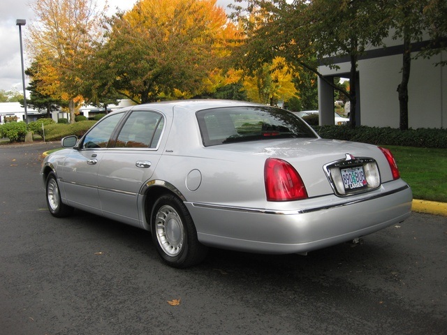 2001 Lincoln Town Car Executive   - Photo 3 - Portland, OR 97217