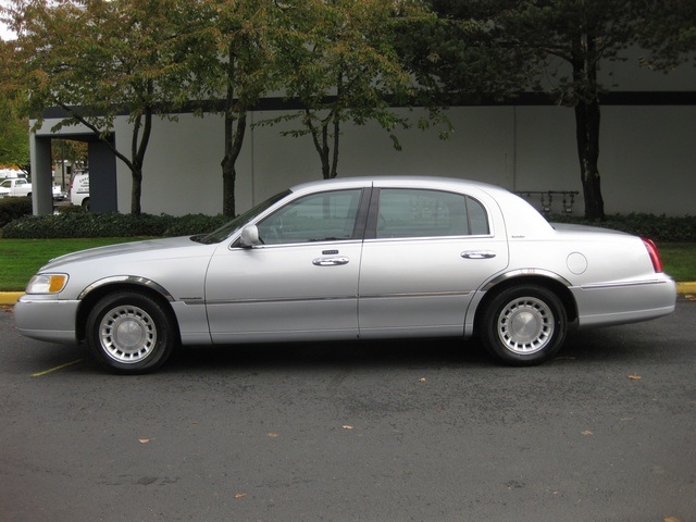 2001 Lincoln Town Car Executive   - Photo 2 - Portland, OR 97217