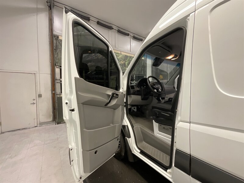 2018 Mercedes-Benz Sprinter 2500 Cargo Van 3.0L V6 DIESEL / HIGHROOF EXTENDED  / 1-OWNER /Backup Camera / HIGH ROOF / 170 " WB EXTENDED LENGTH / 97,000 MILES - Photo 37 - Gladstone, OR 97027