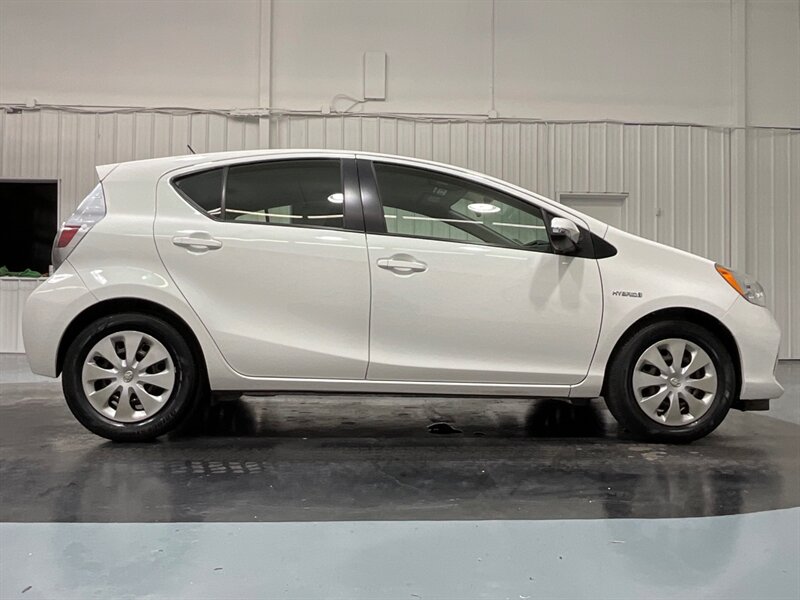 2014 Toyota Prius C Two Hatchback / Hybrid / NEW TIRES /68K MILES   - Photo 4 - Gladstone, OR 97027