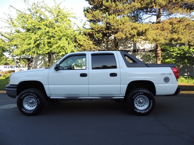 2004 chevy avalanche lifted white