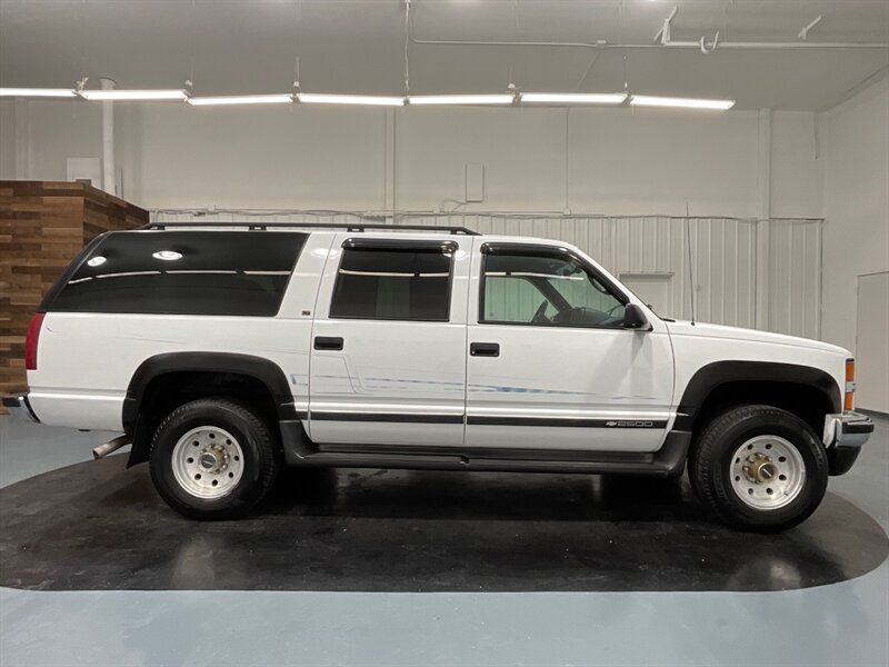 1996 Chevrolet Suburban K2500 Sport Utility 4X4 / 7.4L V8 / 129K MILES  / THIRD SEAT - Photo 4 - Gladstone, OR 97027