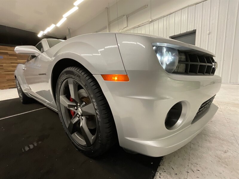 2010 Chevrolet Camaro SS Coupe 2Dr / 6.2L V8 HO / ONLY 70.000 MILES  / BRAND NEW SET OF TIRES / Leather & Heated Seats / 6-SPEED MANUAL - Photo 9 - Gladstone, OR 97027