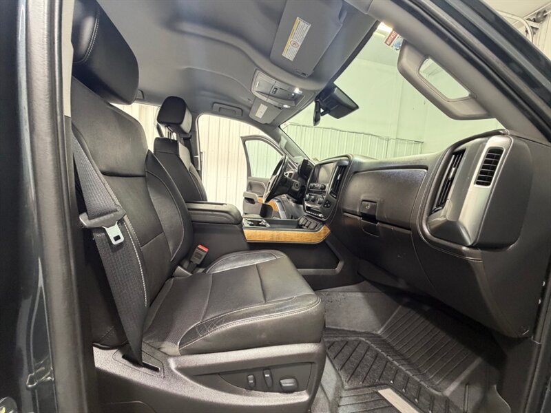 2019 Chevrolet Silverado 3500 3500HD LTZ 4X4 / Crew Cab / 6.6L DURAMAX DIESEL / LIFTED w. NEW 37 " TIRES / ZERO RUST - Photo 15 - Gladstone, OR 97027