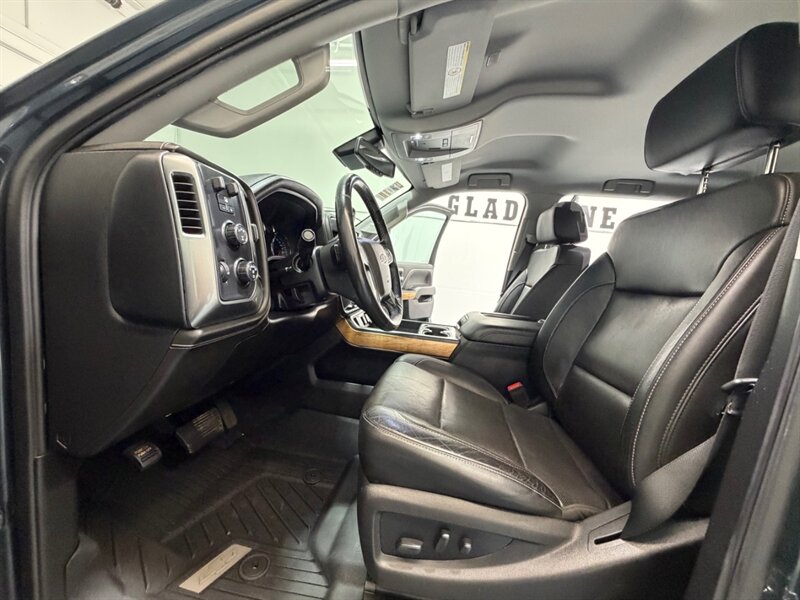 2019 Chevrolet Silverado 3500 3500HD LTZ 4X4 / Crew Cab / 6.6L DURAMAX DIESEL / LIFTED w. NEW 37 " TIRES / ZERO RUST - Photo 12 - Gladstone, OR 97027