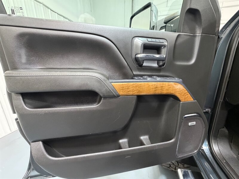 2019 Chevrolet Silverado 3500 3500HD LTZ 4X4 / Crew Cab / 6.6L DURAMAX DIESEL / LIFTED w. NEW 37 " TIRES / ZERO RUST - Photo 42 - Gladstone, OR 97027