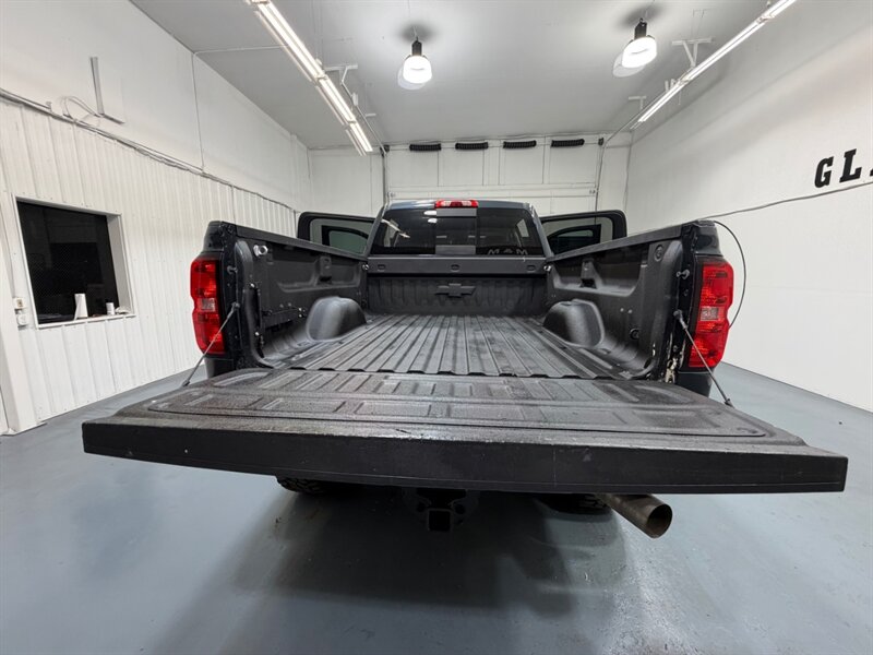 2019 Chevrolet Silverado 3500 3500HD LTZ 4X4 / Crew Cab / 6.6L DURAMAX DIESEL / LIFTED w. NEW 37 " TIRES / ZERO RUST - Photo 10 - Gladstone, OR 97027