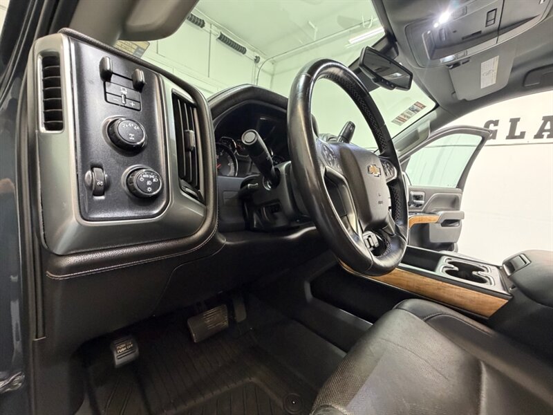2019 Chevrolet Silverado 3500 3500HD LTZ 4X4 / Crew Cab / 6.6L DURAMAX DIESEL / LIFTED w. NEW 37 " TIRES / ZERO RUST - Photo 44 - Gladstone, OR 97027