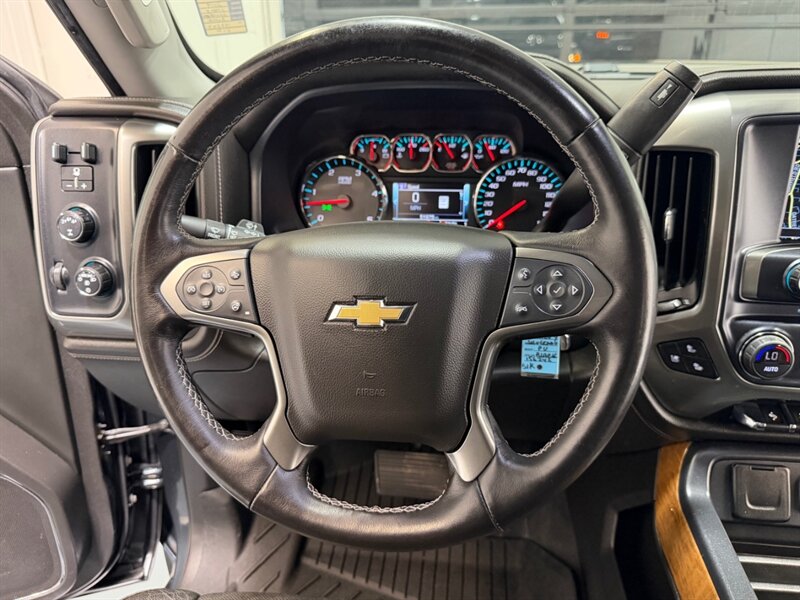 2019 Chevrolet Silverado 3500 3500HD LTZ 4X4 / Crew Cab / 6.6L DURAMAX DIESEL / LIFTED w. NEW 37 " TIRES / ZERO RUST - Photo 17 - Gladstone, OR 97027