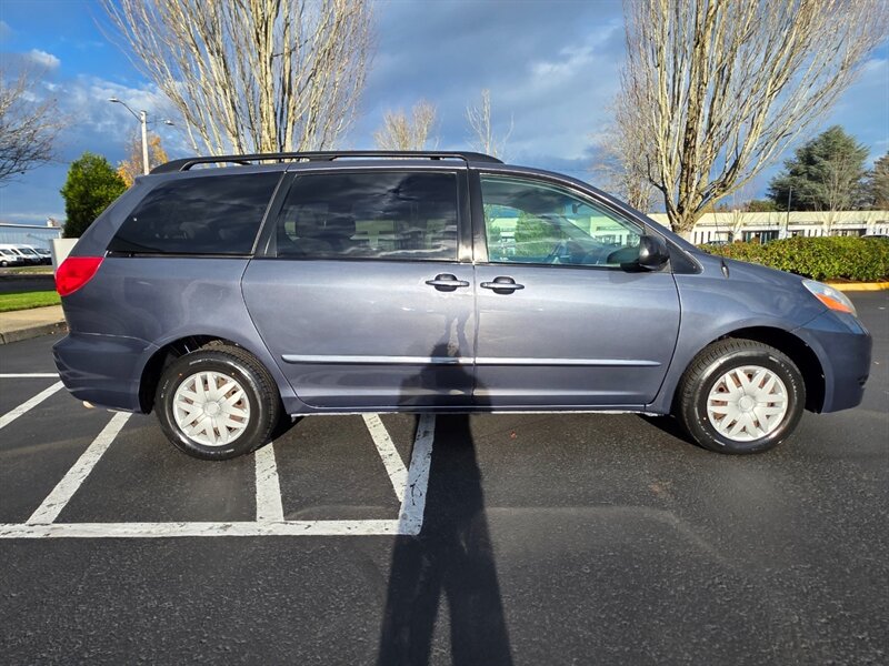 2008 Toyota Sienna LE / 8-PASSENGER / V6 3.5L / 3RD ROW / BRAND NEW  TIRES / SERVICE RECORDS / 95,000 ORIGINAL MILES - Photo 4 - Portland, OR 97217