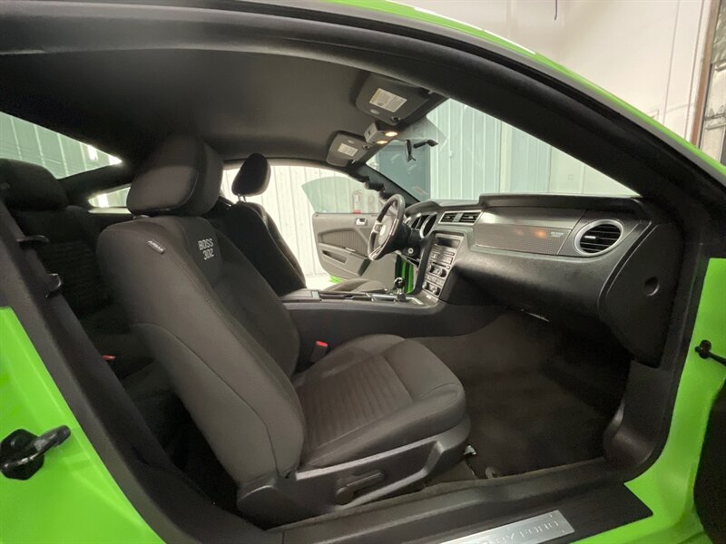 2013 Ford Mustang Boss 302 Coupe / V8 5.0L / 6-Speed / Boss Interior   - Photo 17 - Gladstone, OR 97027