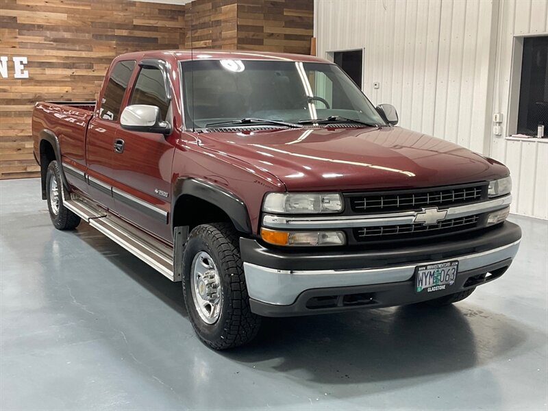 1999 Chevrolet Silverado 2500 LS 4X4 / 6.0L V8 / LOCAL TRUCK w. ZERO RUST  / LOW MILES - Photo 2 - Gladstone, OR 97027