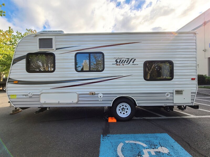 2012 Jayco Swift SLX M-184 BH Series Travel Trailer / Sleeps 6  / Solar Panel / 1-OWNER / Mint Condition - Photo 3 - Portland, OR 97217