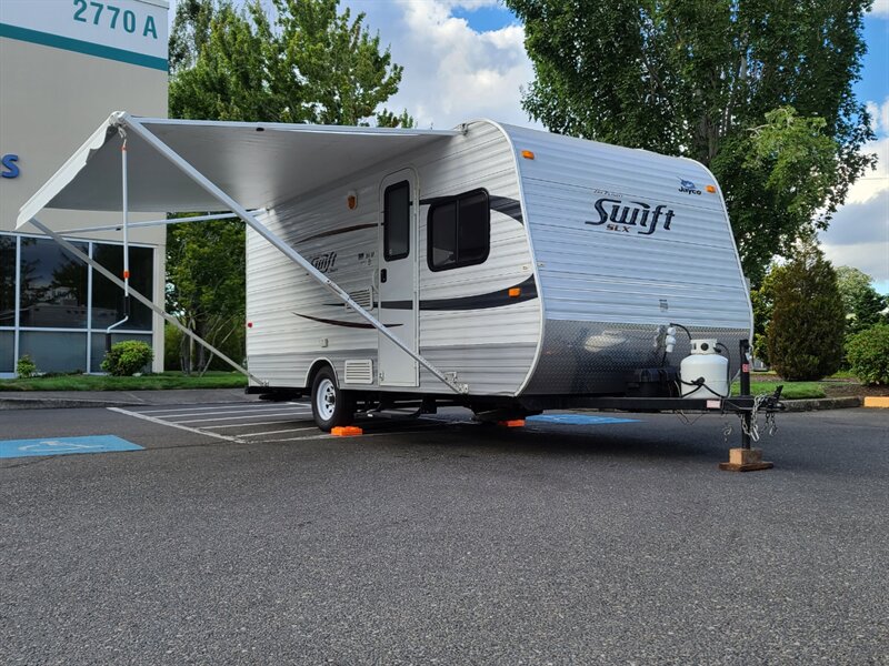 2012 Jayco Swift SLX M-184 BH Series Travel Trailer / Sleeps 6  / Solar Panel / 1-OWNER / Mint Condition - Photo 2 - Portland, OR 97217