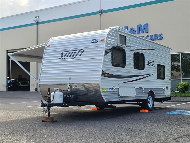 2012 Jayco Swift SLX M-184 BH Series Travel Trailer / Sleeps 6  / Solar Panel / 1-OWNER / Mint Condition - Photo 1 - Portland, OR 97217