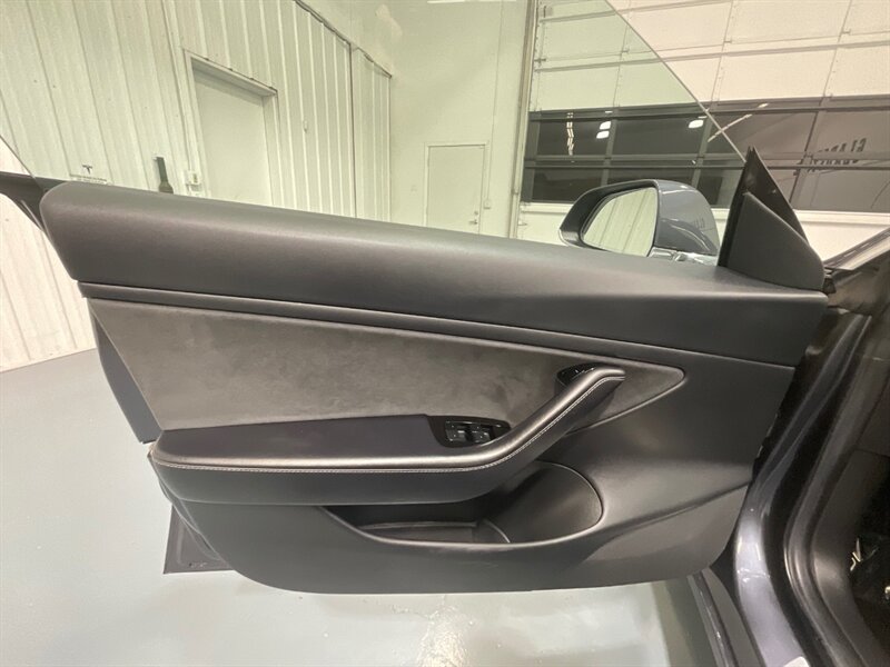 2018 Tesla Model 3 Long Range AWD / Leather / Panorama Roof  /Enhanced Autopilot / Navigation / Heated Seats - Photo 34 - Gladstone, OR 97027