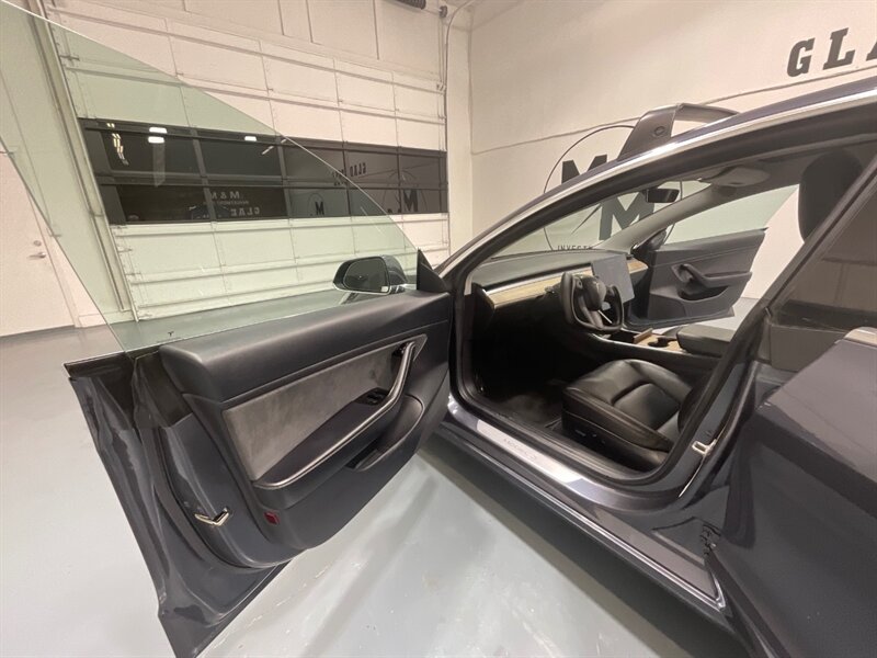 2018 Tesla Model 3 Long Range AWD / Leather / Panorama Roof  /Enhanced Autopilot / Navigation / Heated Seats - Photo 33 - Gladstone, OR 97027