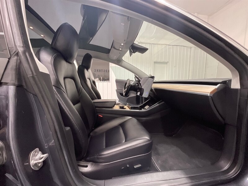 2018 Tesla Model 3 Long Range AWD / Leather / Panorama Roof  /Enhanced Autopilot / Navigation / Heated Seats - Photo 10 - Gladstone, OR 97027