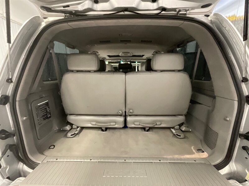 2006 Lexus LX 470 Sport Utility 4X4 / 3RD ROW SEAT / DVD & Navi  / Leather & Heated Seats / Sunroof / Backup Camera / RUST FREE / TIMING BELT DONE - Photo 11 - Gladstone, OR 97027