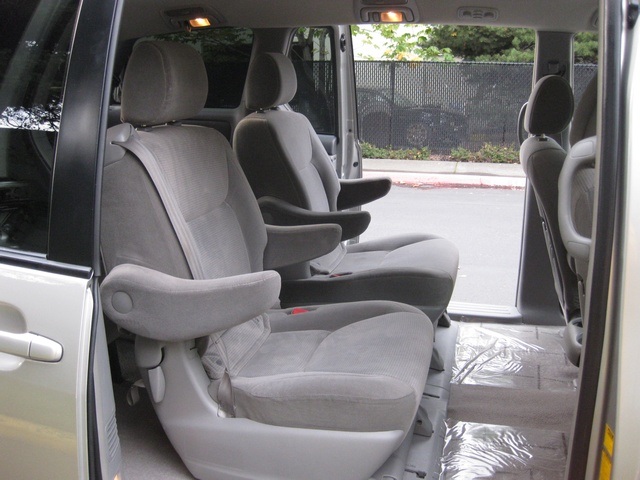 2005 Toyota Sienna LE Minivan/Captain Chairs/7-Passengers/Power Door