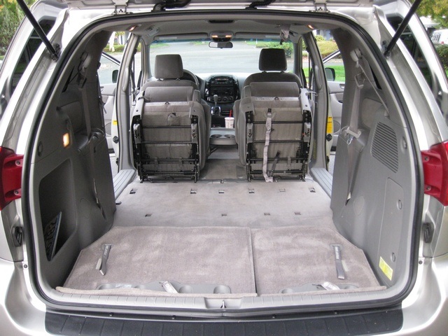 2005 Toyota Sienna LE Minivan/Captain Chairs/7-Passengers/Power Door