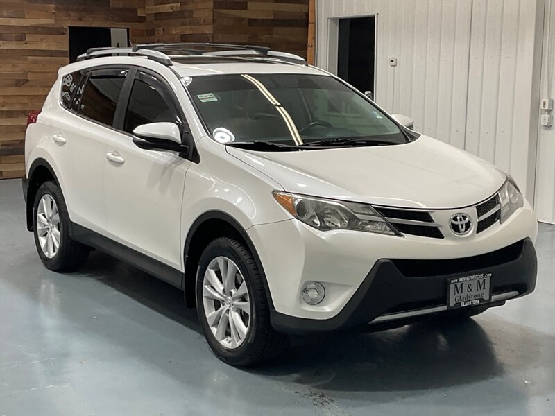 2013 Toyota RAV4 Limited AWD / Leather / Sunroof / Blind Spot Alert  / LOCAL w. ZERO RUST - Photo 2 - Gladstone, OR 97027