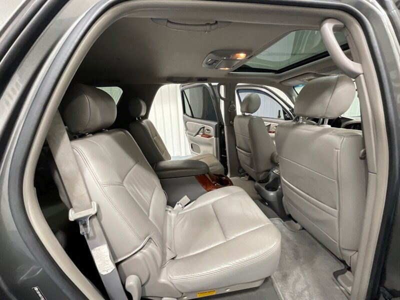 2007 Toyota Sequoia Limited Sport Utility 4X4 / 4.7l V8 / 1-OWNER / ZERO RUST / Leather Heated Seats / Navigation / GREAT SERVICE RECORDS / TIMING BELT SERVICE DONE - Photo 14 - Gladstone, OR 97027
